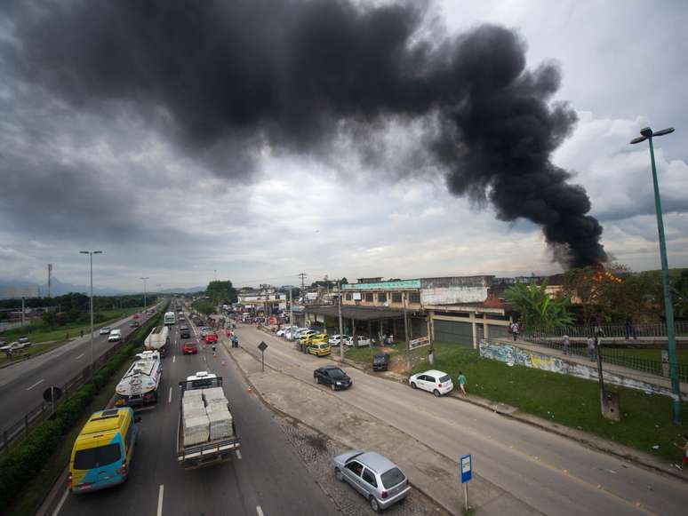 Incêndio produziu densa coluna de fumaça na Baixada Fluminense
