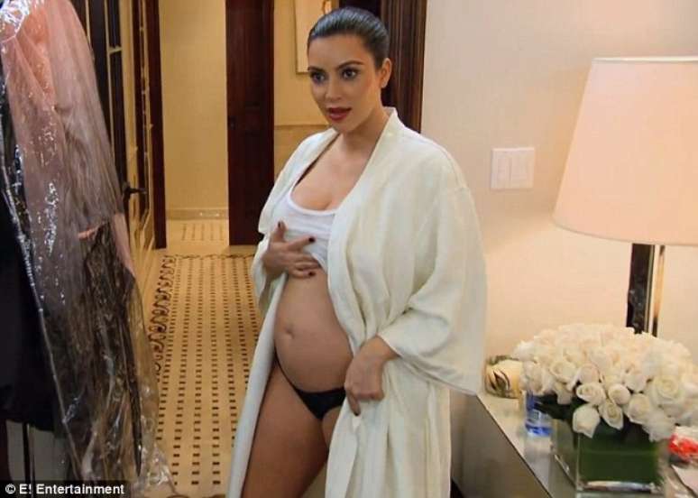 <p>Kim Kardashian mostrou a barriga em um vídeo promocional do reality show 'Keeping Up With The Kardashians'</p>