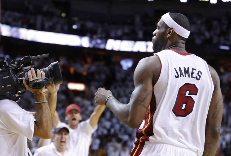 <p>LeBron James liderou o Heat a mais uma vitória, desta vez na primeira partida da final da Conferência Leste</p>