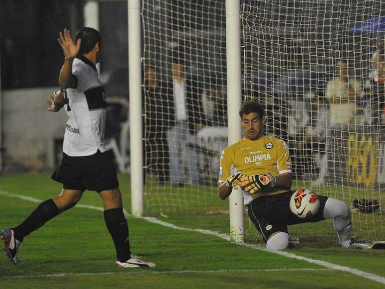 <p>Apelidado de Superman, goleiro uruguaio Martín Silva foi destaque do Olimpia contra o Fluminense</p>