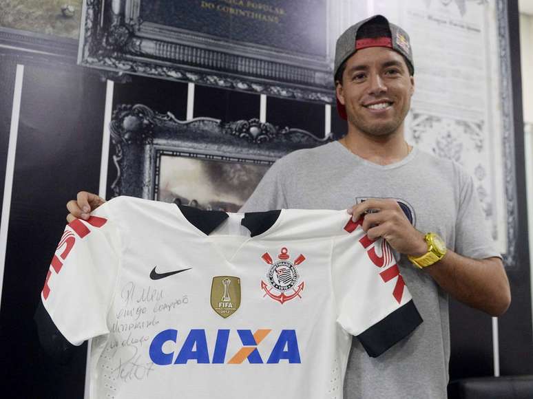 <p>Mineirinho mostra camisa autografada</p>