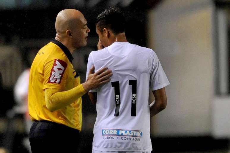 Neymar conversa com o árbitro paraense Dewson da Silva; atacante pode ter feito seu último jogo na Vila Belmiro