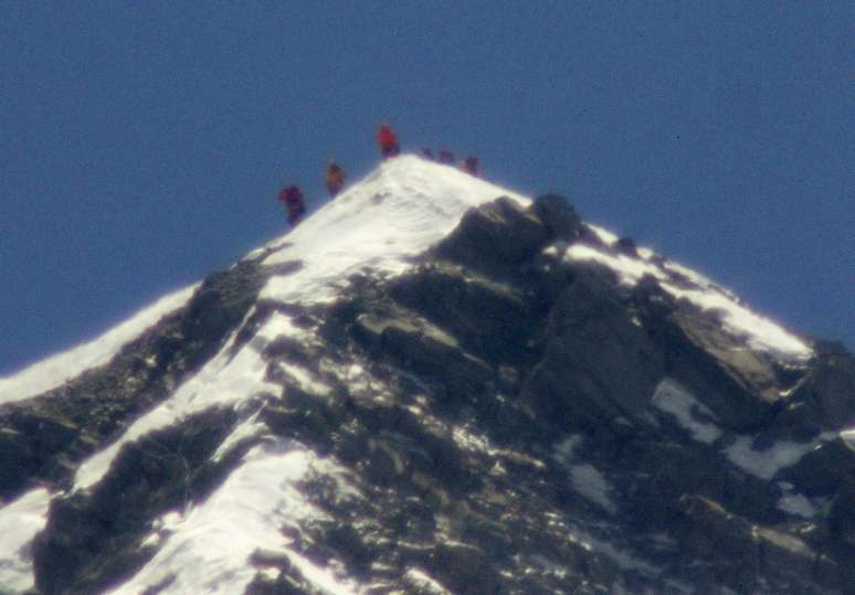 Alpinistas liderados pelo japonês octogenário alcançam o topo do Everest