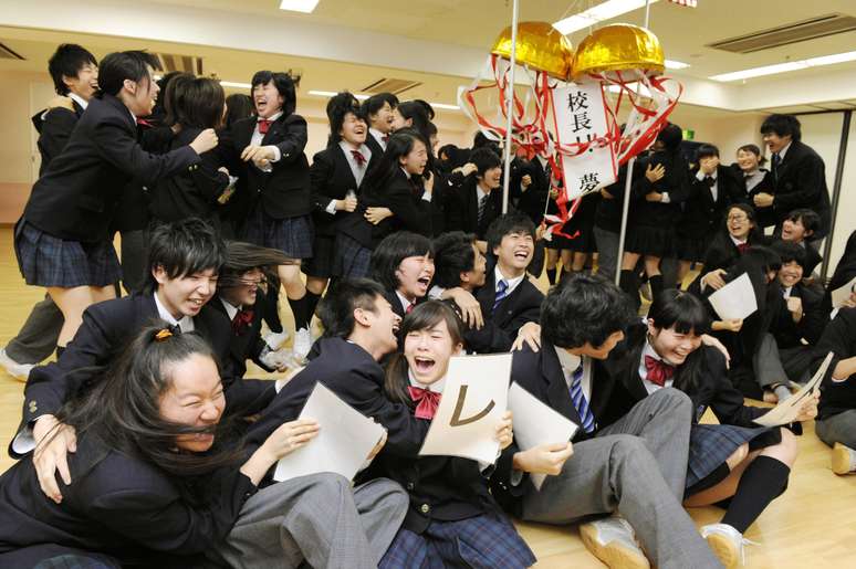 Estudantes japoneses comemoram o feito de seu conterrâneo