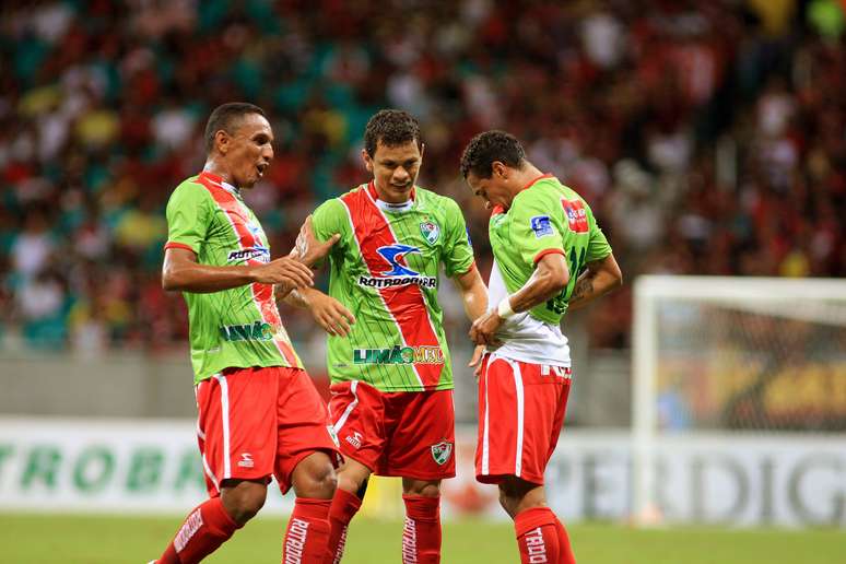 <p>Jogadores comemoram gol que esfriou ânimo do Vitória e no final deu a classificação para o Salgueiro</p>