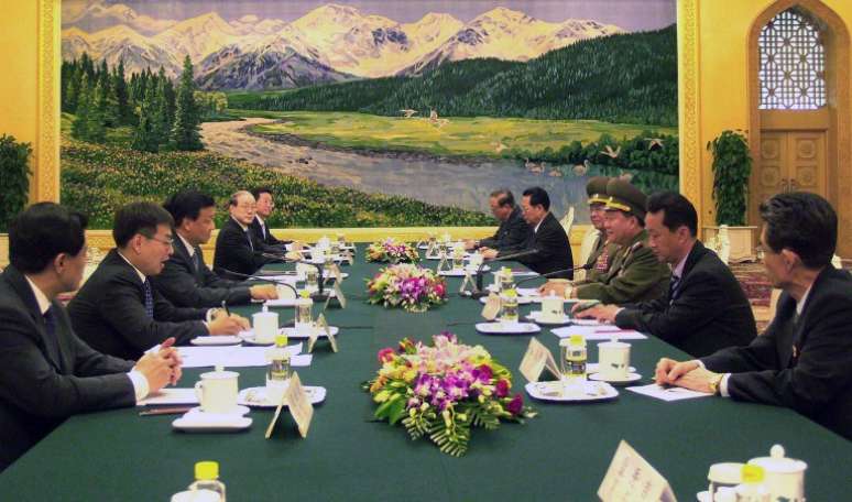 Imagem do dia 23 de maio mostra uma reunião entre representantes norte-coreanos com seus contrapartes chineses, em Pequim