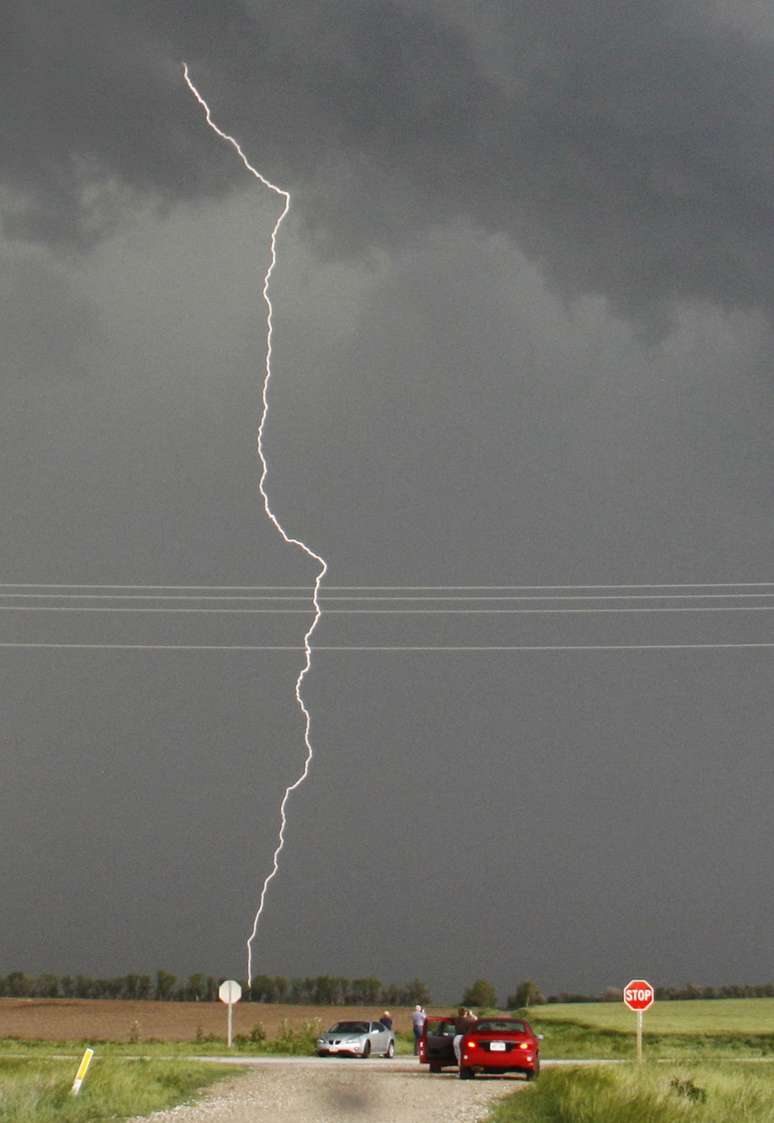 Raio é fotografado durante passagem de tempestade e tornado pela cidade de Clearwater, no Estado americano do Kansas