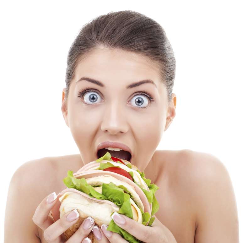 <p>Comer muito rápido é um hábito ruim que contribui para a sensação de inchaço</p>