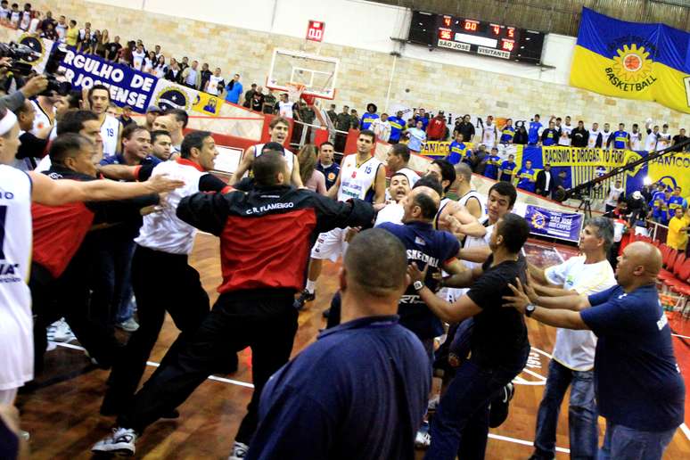 A partida entre São José e Flamengo, pela semifinal do NBB, terminou em confusão generalizada entre as duas equipes