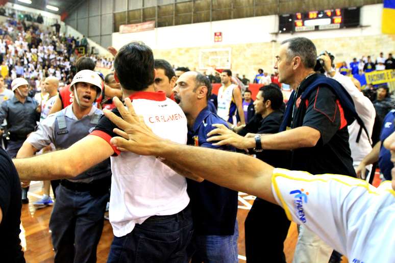 Em quadra, o São José venceu o quarto jogo da semifinal e forçou a quinta partida da semifinal