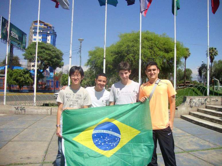 Franco Severo, o segundo da esquerda para a direita, acredita que o destaque em Olimpíadas internacionais ajudou a manter a bolsa de 100%
