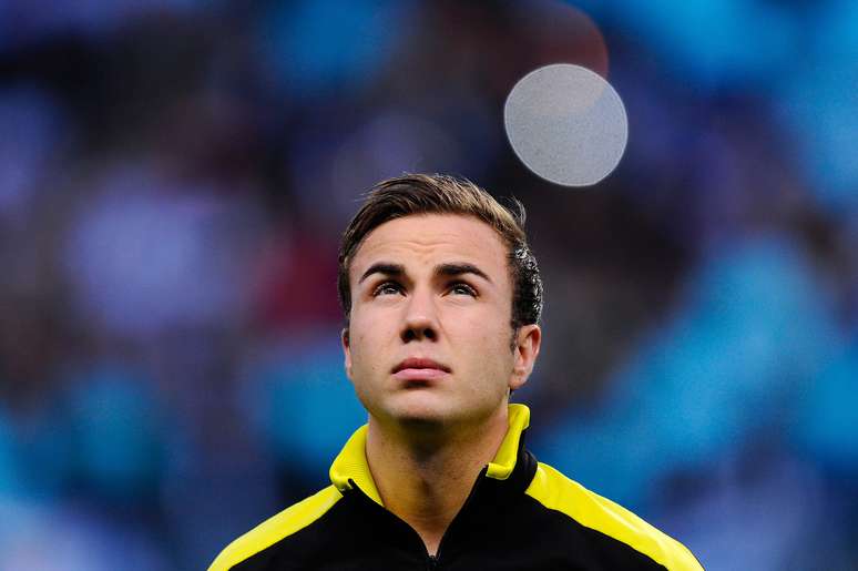 <p>Mario G&ouml;tze gerou pol&ecirc;mica e foi duramente criticado pelos torcedores do Dortmund ao acertar com o Bayern de Munique</p>