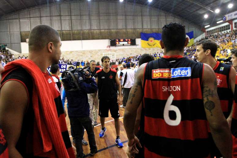 A briga começou depois de discussão entre Marcelinho Machado, do Flamengo, e Fúlvio, do São José