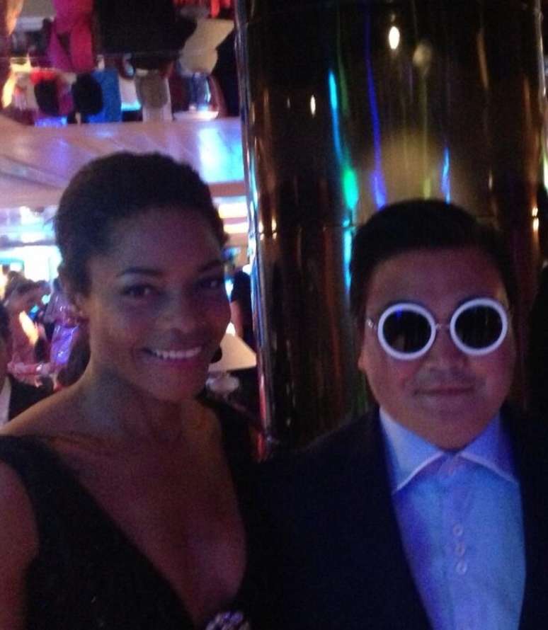 A atriz Naomie Harris postou uma foto no Twitter com o falso Psy