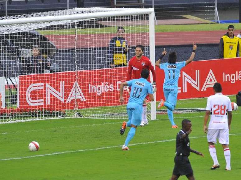 <p>Neymar levou o Santos ao tri em 2012</p>