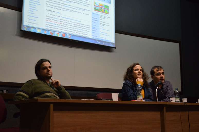 Rafael Pezzi (esq.), Oona e Fabio Azevedo explicaram o programa Wikipedia na Universidade para alunos e professores da UFRGS
