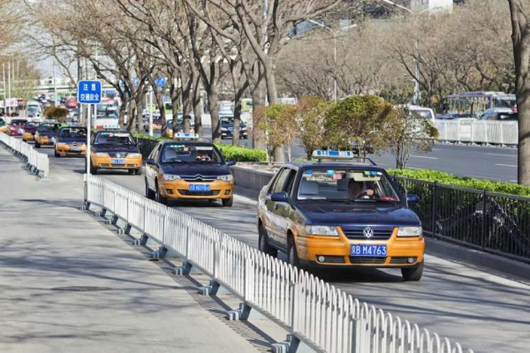 Os táxis são a melhor opção para quem vai visitar Pequim. Além de ter uma frota com mais de 70 mil veículos, as tarifas estão entre as mais baixas do mundo. O valor da bandeirada é de 10 yuanes, cerca de R$ 3. O custo da corrida é de 2 yuanes (R$ 0,60) por quilômetro rodado. Após 15 km, o valor sobe para 3 yuanes, cerca de R$ 1. Lembre-se, apenas, de ter o destino escrito em chinês, para facilitar o entendimento do motorista. 