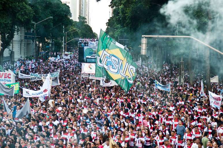 Com um esquema especial de trânsito, a Marcha para Jesus começou por volta das 16h deste sábado no centro do Rio de Janeiro. São esperadas cerca de 300 mil pessoas no evento evangélico