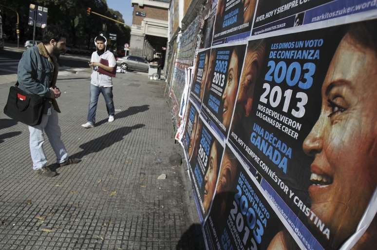 Cartazes que promovem a festa de 10 anos de governo são vistos na Praça de Maio