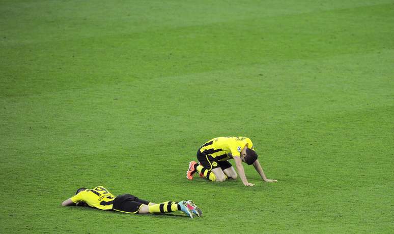 A tristeza pela derrota abate os jogadores do Dortmund