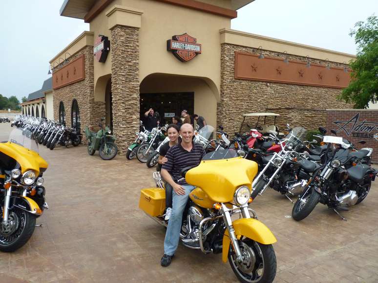 Casal registrou o momento em que comprou a moto na concessionária Harley Davidson