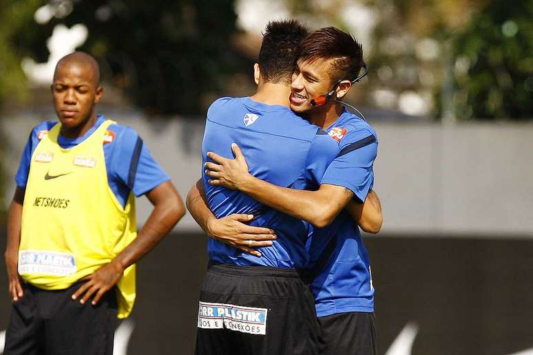 <p>Depois de ter a anuência do Santos para escolher entre as propostas de Barcelona e Real Madrid, Neymar realizou neste sábado, no CT Rei Pelé, o provável último treino pelo clube</p>
