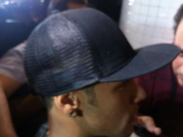 <p>Neymar n&atilde;o falou&nbsp;com a imprensa antes de conversar com dirigentes do Santos na Vila Belmiro</p>