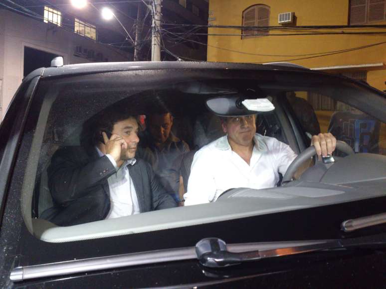 <p>Neymar chegou acompanhado do seu pai e do empresário Wagner Ribeiro, além dos seguranças</p>