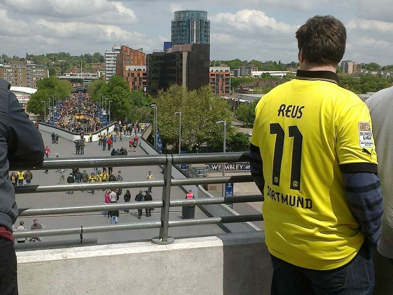 Torcedor exibe camisa de Reus em Londres, palco da final da Liga dos Campeões