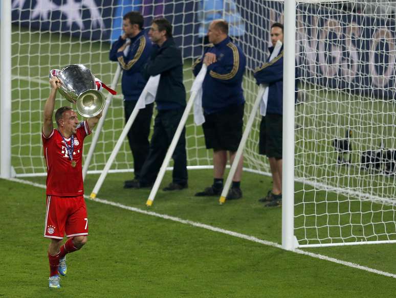 Ribery caminha pelo gramado com a ta&ccedil;a da Liga dos Campe&otilde;es