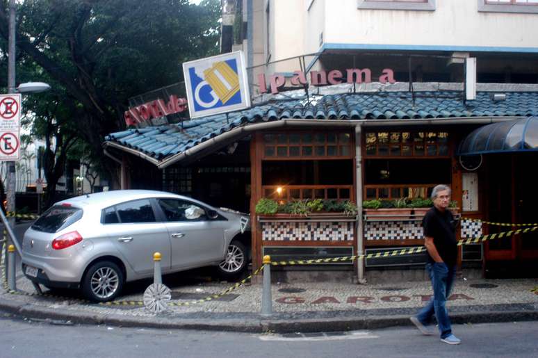 Carro desgovernado atingiu bar Garota de Ipanema na madrugada deste sábado no Rio