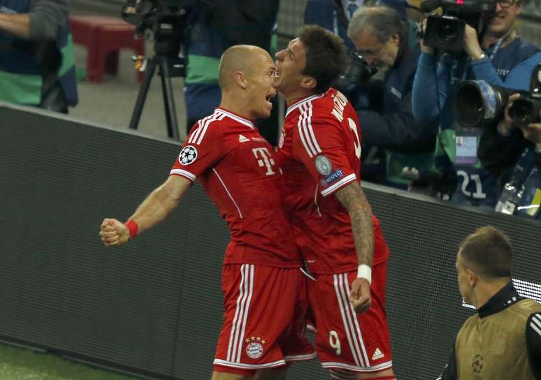 Robben e Mandzukic celebram o gol do título europeu do Bayern de Munique