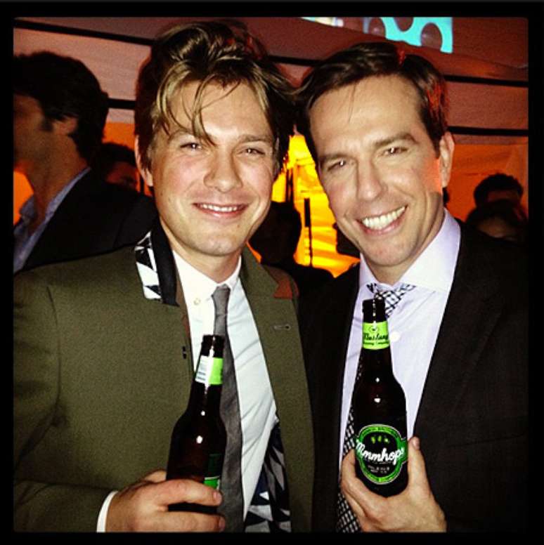 <p>Taylor Hanson and Ed Helms brindaram com a cerveja</p>