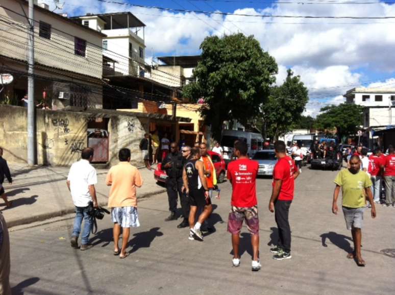 Tiroteio na vila Cruzeiro, na região da UPP do complexo do Alemão, no Rio, assustou participantes e atrasa início da corrida Desafio da Paz