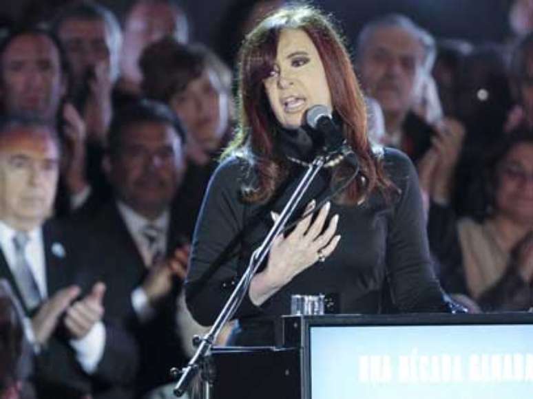 <p>Presidente Cristina Kirchner discursa em ato na Pra&ccedil;a de Maio</p>