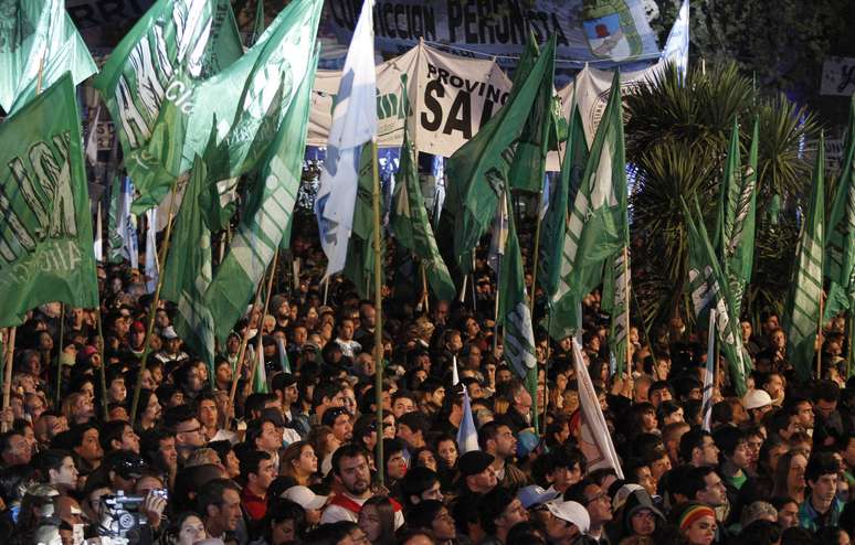 Milhares de pessoas participam da celebração dos 10 anos de governo Kirchner na Argentina