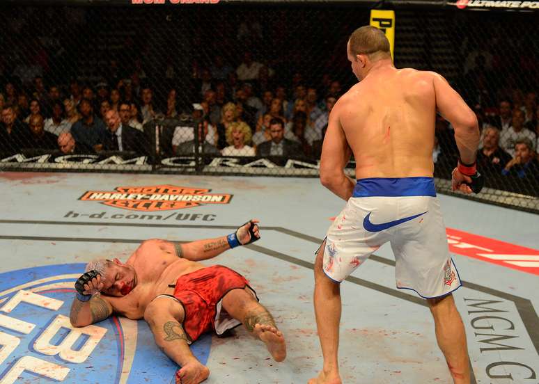 Hunt desabou no oct&oacute;gono, o que facilitou o nocaute para Cigano