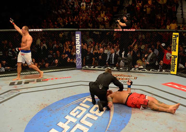 Cigano comemora vit&oacute;ria sobre Hunt, que ficou deitado no oct&oacute;gono; o brasileiro deve ter nova chance para conquistar o cintur&atilde;o dos pesados