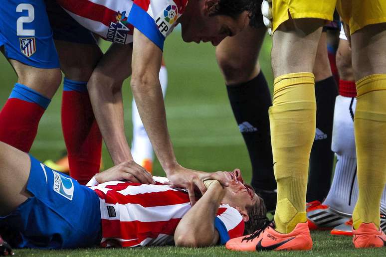 O lance deixou a equipe do Atlético de Madrid apreensiva; Filipe Luís foi levado a hospital