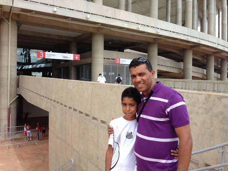 Marcos Martins levou o filho João Marcos para ver a despedida de Neymar