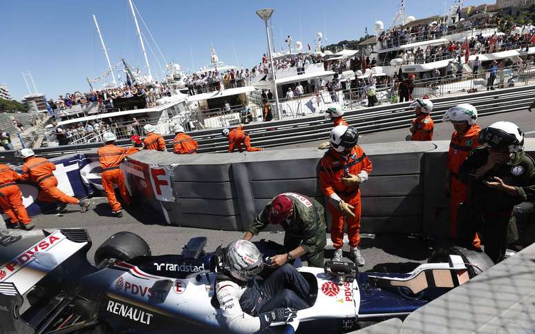 Maldonado foi retirado do carro por paramédicos após acidente, mas não se feriu