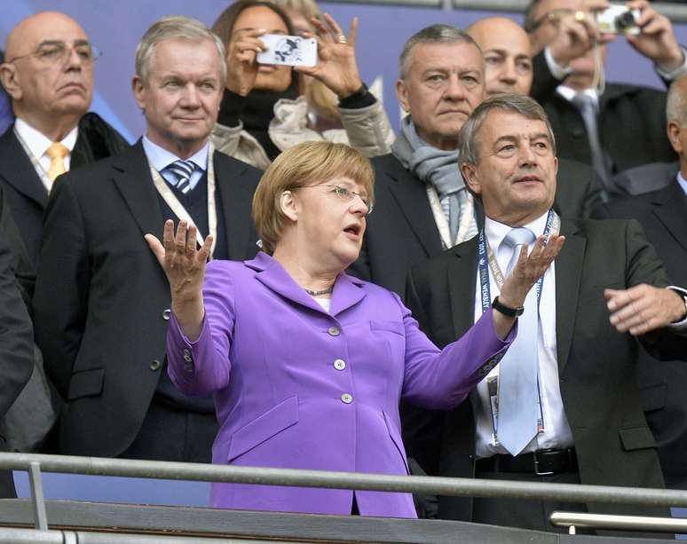 Merkel acompanhou a final da Copa dos Campeões da Europa de futebol no sábado, em Londres