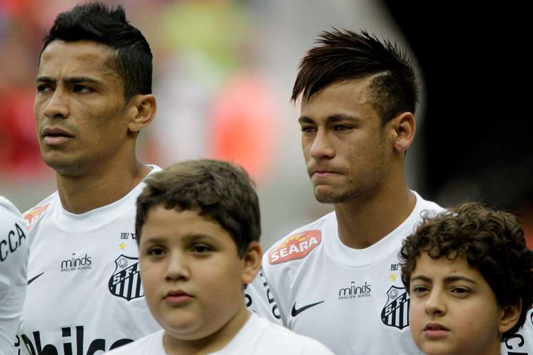 Neymar se emociona durante a execução do Hino Nacional antes de Santos x Flamengo