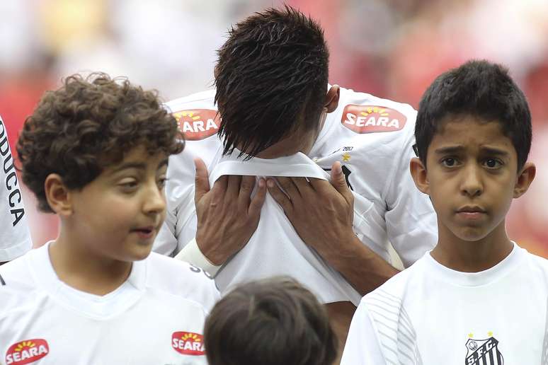 <p>Neymar chorou antes da partida durante a execução do Hino Nacional</p>