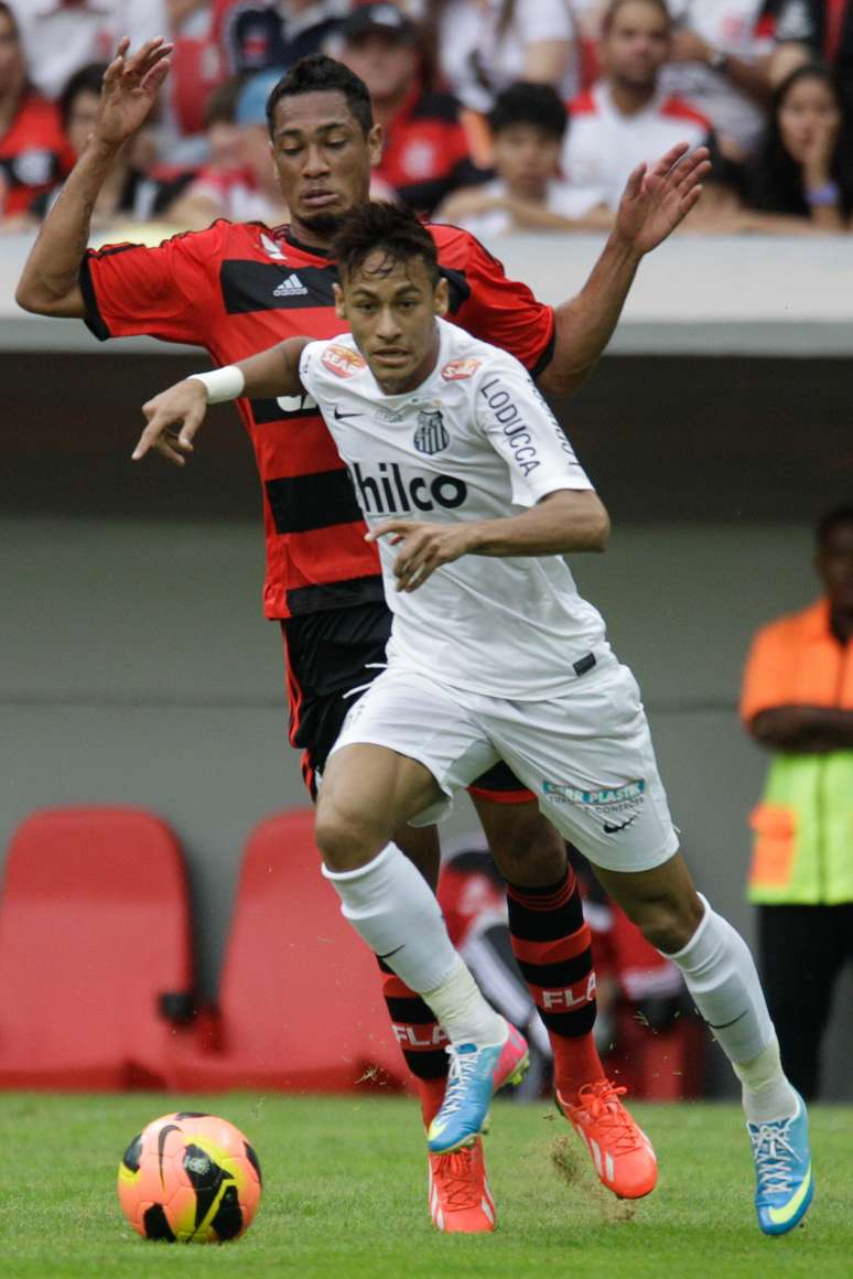 <p>Neymar protege a bola da presen&ccedil;a do centroavante Hernane; atacante fez seu &uacute;ltimo jogo com a camisa do Santos</p>