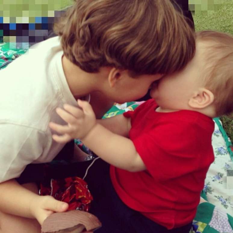 Davi e Rafael se abraçam em foto postada pela mamãe Claudia Leitte