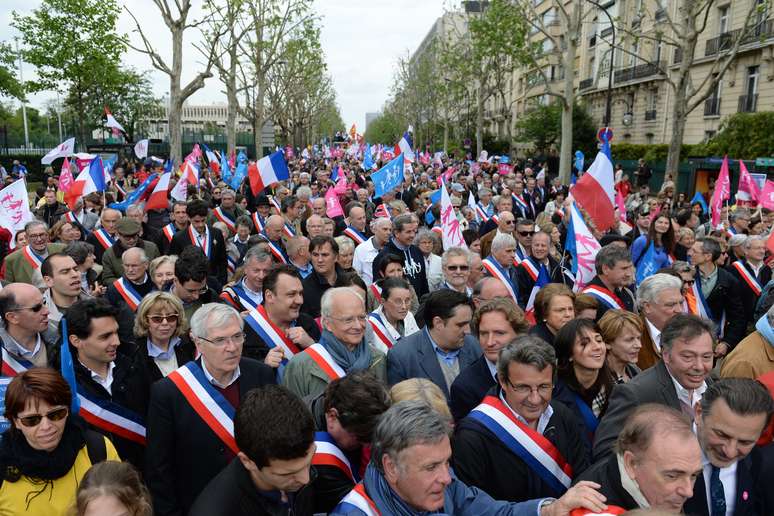 Com faixas, políticos franceses se uniram à multidão em protesto pelas ruas de Paris