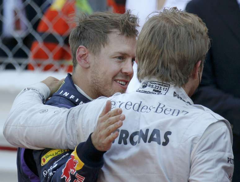 <p>Vettel cumprimenta o vencedor Rosberg em Mônaco; piloto da Red Bull comparou ritmo da Mercedes no início da prova ao de um ônibus</p>