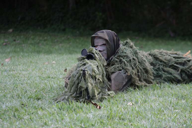 Militar usa camuflagem especial durante treinamento do Comando do 1º Distrito Naval, no Rio de Janeiro 