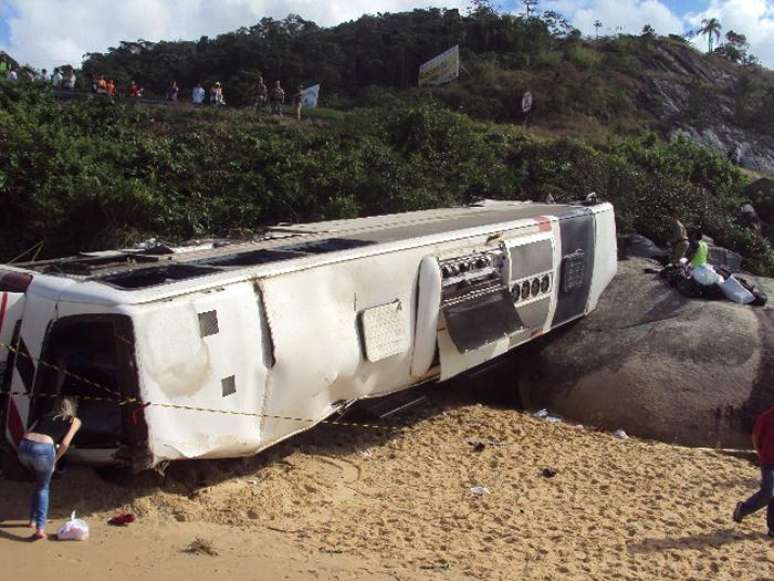 Depois de despencar em barranco, ônibus com 25 passageiros caiu em uma praia de Itapema, em Santa Catarina